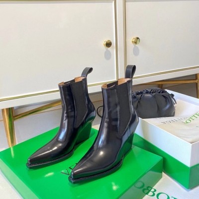 Bottega Veneta BV Lean Chelsea Boots In Black Calfskin TDSS12104