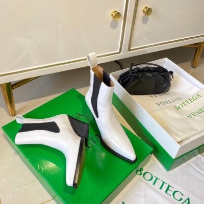 Bottega Veneta BV Lean Chelsea Boots In White Calfskin TDSS12105