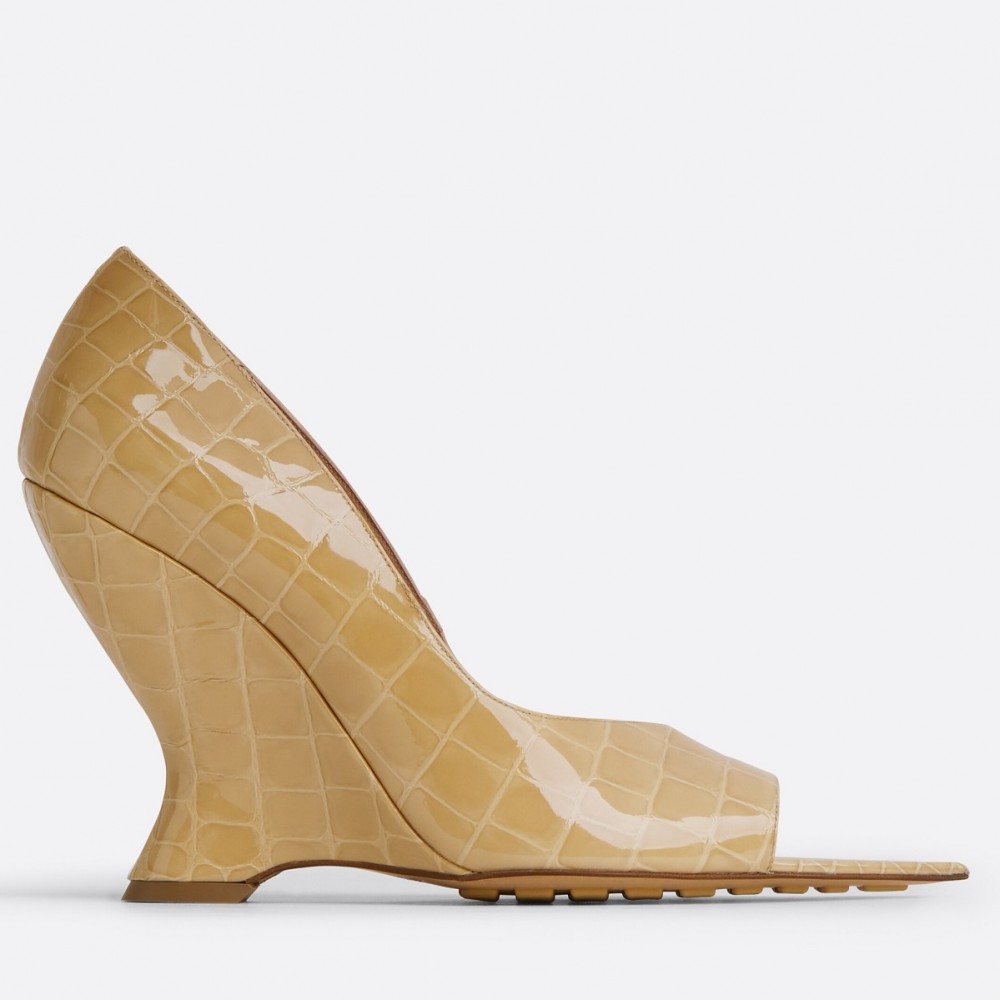 Bottega Veneta Punta Pumps in Beige Crocodile Embossed Calfskin TDSS12200