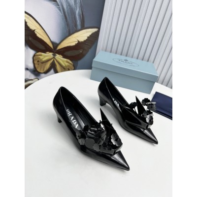 Prada Pumps 45mm in Black Leather with Floral Appliques TDSS13776