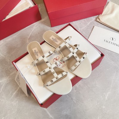 Valentino Garavani Rockstud Flat Sandals In White Calfskin TDSS14134